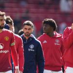 Bruno Fernandes berjalan bersama rekan-rekannya di Manchester United