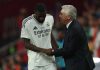 Carlo Ancelotti menyalami Antonio Rudiger