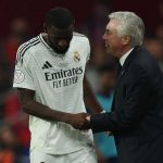 Carlo Ancelotti menyalami Antonio Rudiger