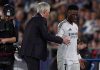 Carlo Ancelotti menyalami Vinicius Junior yang meninggalkan lapangan