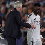 Carlo Ancelotti menyalami Vinicius Junior yang meninggalkan lapangan