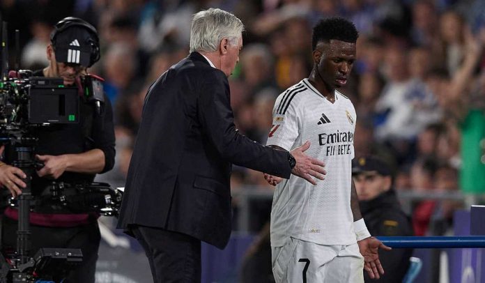Carlo Ancelotti menyalami Vinicius Junior yang meninggalkan lapangan