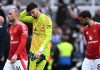 Christian Eriksen berjalan keluar lapangan bersama Altay Bayindir dan Bruno Fernandes