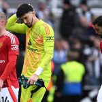 Christian Eriksen berjalan keluar lapangan bersama Altay Bayindir dan Bruno Fernandes