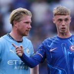 Cole Palmer bersama Kevin de Bruyne di laga Chelsea vs Manchester City