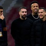 Dani Ceballos berbicara dengan Lucas Vazquez, Dani Carvajal, dan Eder Militao
