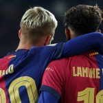 Dani Olmo memeluk Lamine Yamal dalam selebrasi gol untuk Barcelona