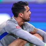 Diogo Costa terduduk usai kebobolan di laga FC Porto vs Benfica