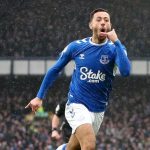 Dwight McNeil pemain Everton