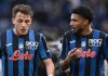 Ederson berbicara dengah Mateo Retegui usai pertandingan Atalanta