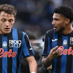 Ederson berbicara dengah Mateo Retegui usai pertandingan Atalanta