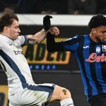 Ederson dari Atalanta berusaha melewati Nicolo Barella dari Inter Milan