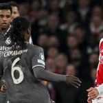 Eduardo Camavinga coba hentikan Gabriel Martinelli