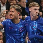 Enzo Fernandez merayakan golnya bersama Cole Palmer