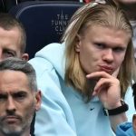 Erling Haaland menyaksikan pertandingan Manchester City dari tribun