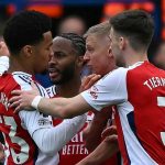 Ethan Nwaweri merayakan golnya bersama rekan-rekannya di Arsenal