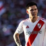 Franco Mastantuono bersiap melakukan tendangan bebas untuk River Plate
