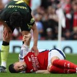 Gabriel Martinelli kesakitan usai ditekel Christian Noorgard