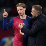 Hansi Flick berbicara dengan Frenkie de Jong