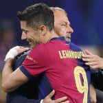 Hansi Flick memeluk Robert Lewandowski usai pertandingan