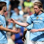 James McAtee ikut merayakan gol Kevin de Bruyne