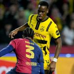 Jamie Bynoe-Gittens mencoba melewati Alejandro Balde