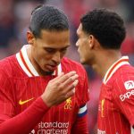 Jarell Quansah bersama Virgil van Dijk di final Piala Carabao