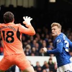 Jarrad Branthwaite menyundul bola ke gawang Ortega Moreno