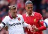 Jarrod Bowen berduel dengan Virgil van Dijk di laga Liverpool vs West Ham