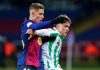 Johnny Cardoso (Real Betis) melindungi bola dari Fermin Lopez (Barcelona)