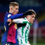 Johnny Cardoso (Real Betis) melindungi bola dari Fermin Lopez (Barcelona)