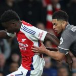 Jude Bellingham coba hentikan laju Bukayo Saka
