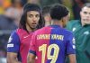 Jules Kounde bersama Lamine Yamal di pinggir lapangan di laga kontra Borussia Dortmund