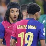 Jules Kounde bersama Lamine Yamal di pinggir lapangan di laga kontra Borussia Dortmund