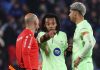 Jules Kounde dan Ronald Araujo berbicara dengan wasit