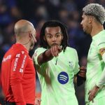 Jules Kounde dan Ronald Araujo berbicara dengan wasit