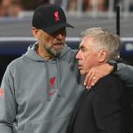 Jurgen Klopp berbicara dengan Carlo Ancelotti di final Liga Champions 2023