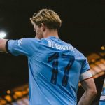 Kevin de Bruyne bersiap mengambil sepak pojok