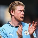 Kevin de Bruyne bertepuk tangan ke fans di laga Manchester City vs Crystal Palace