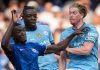 Kevin de Bruyne mendapatkan tekel dari Moises Caicedo