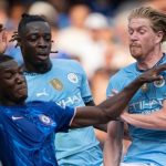 Kevin de Bruyne mendapatkan tekel dari Moises Caicedo