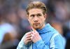 Kevin de Bruyne mengenakan jaket Manchester City