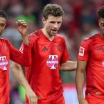 Kingsley Coman berjalan dengan Thomas Muller dan Michael Olise