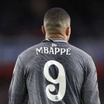 Kylian Mbappe tampak dari belakang di laga Arsenal vs Kylian Mbappe