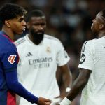 Lamine Yamal berbicara dengan Vinicius Junior di laga Barcelona melawan Real Madrid