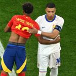 Lamine Yamal dan Kylian Mbappe dalam sebuah laga internasional