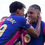 Lamine Yamal memeluk Raphinha dalam perayaan gol Barcelona
