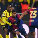 Lamine Yamal mendribel melewati pemain Borussia Dortmund