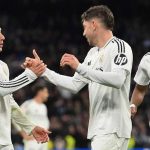 Lucas Vazquez, Fede Valverde, dan David Alaba merayakan gol bersama