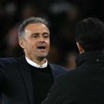 Luis Enrique menyapa Mikel Arteta usai pertemuan Arsenal vs PSG di Liha Champions